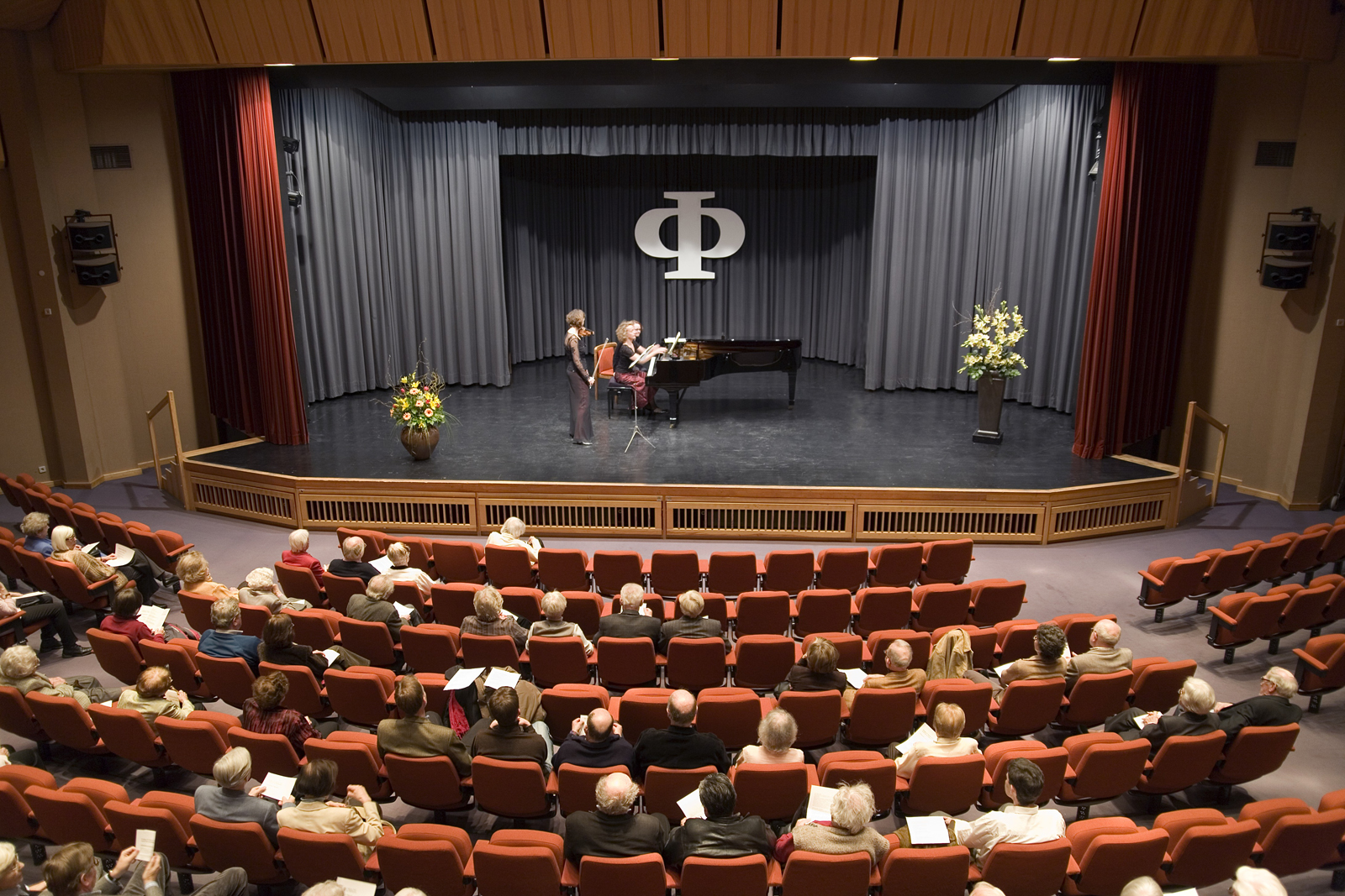Augustinum Seniorenresidenz Roth Kultur und Aktivitäten Eine Musikgruppe spielt auf der Bühne des Theatersaals des Augustinum