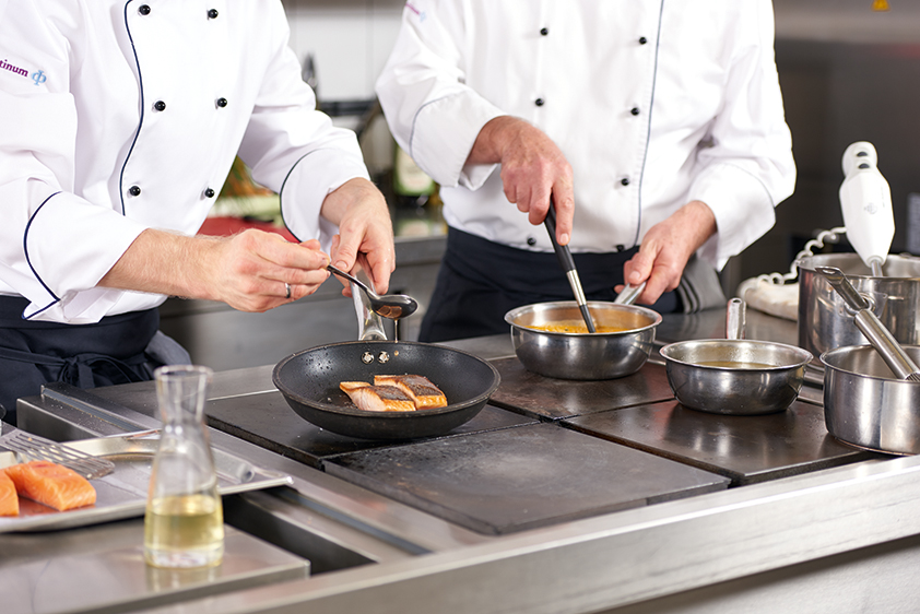 Im Augustinum Roth wird mit hochwertigen Zutaten täglich frisch gekocht. Im Augustinum Roth wird mit hochwertigen Zutaten täglich frisch gekocht.
