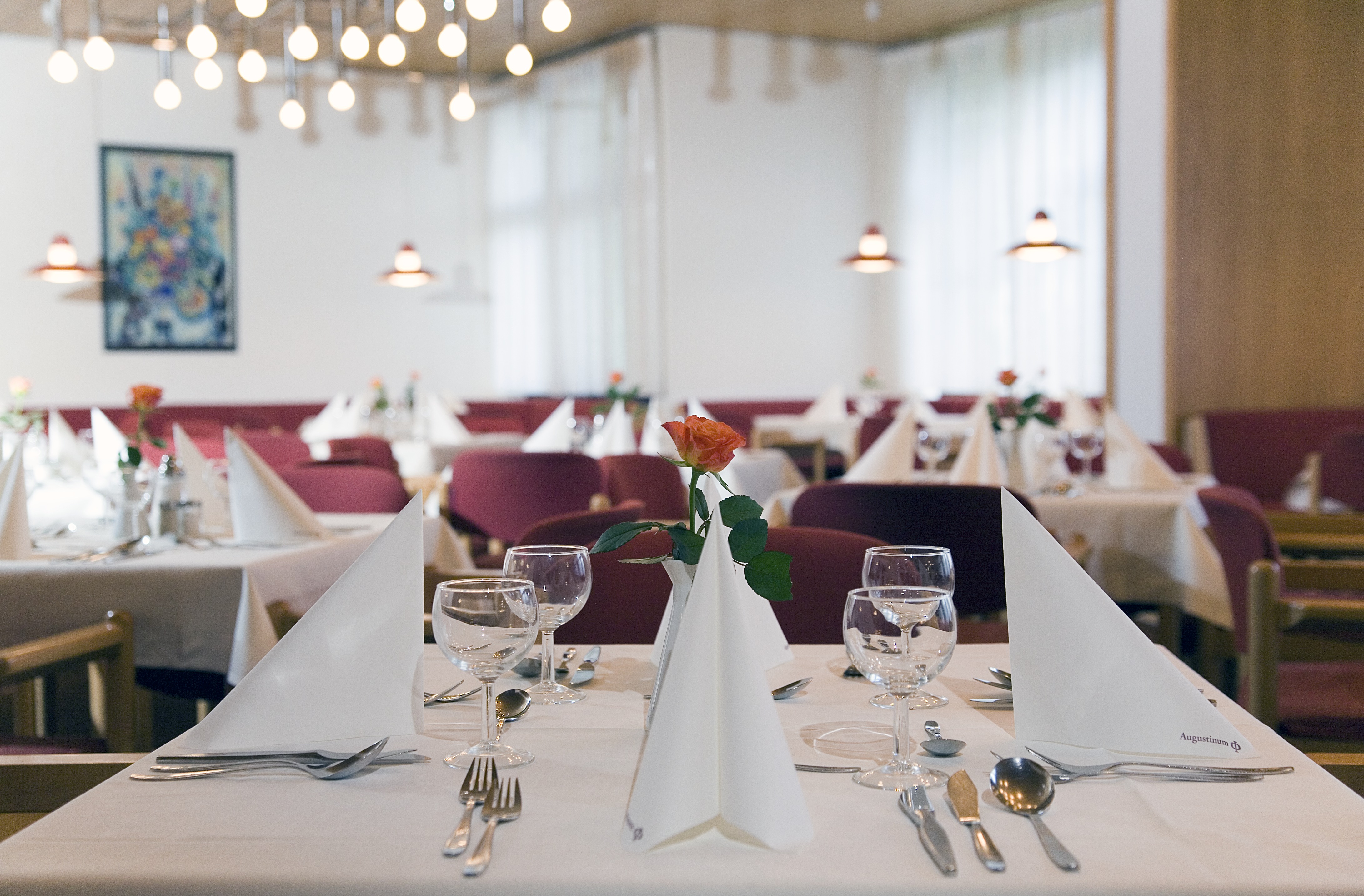 Augustinum Seniorenresidenz Roth Essen und Genießen Gedeckte Tische in einem Restaurant