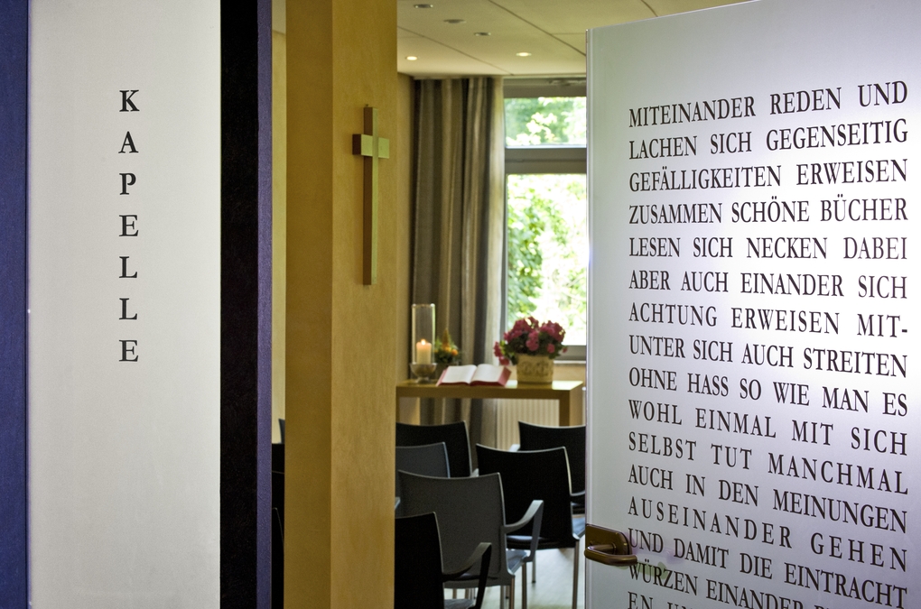Stiftet Ruhe und Seelenheil – die hauseigene Kapelle lädt regelmäßig zu Andachten ein und ist durchgängig für die Bewohner*innen geöffnet. Stiftet Ruhe und Seelenheil – die hauseigene Kapelle lädt regelmäßig zu Andachten ein und ist durchgängig für die Bewohner*innen geöffnet.