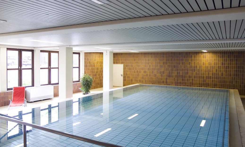 Als Frühsport oder nach dem reichhaltigen Mittagessen – Schwimmbad und Gymnastikraum bieten vielfältige Möglichkeiten für Sport, Bewegung und Entspannung. Als Frühsport oder nach dem reichhaltigen Mittagessen – Schwimmbad und Gymnastikraum bieten vielfältige Möglichkeiten für Sport, Bewegung und Entspannung.