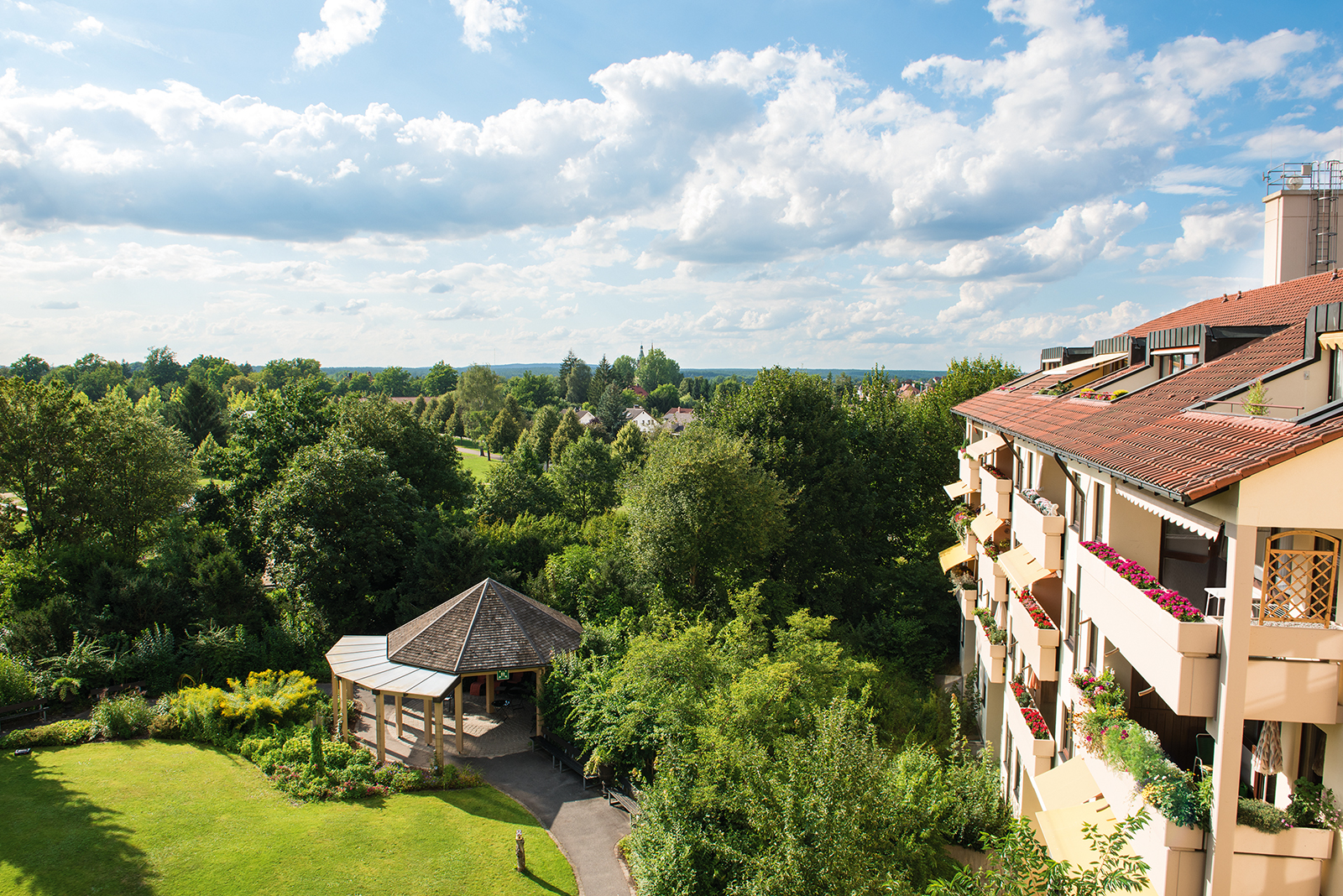 Augustinum Seniorenresidenz Roth Lage und Wohnen Gartenanlage und Bäume vor dem Augustinum Roth