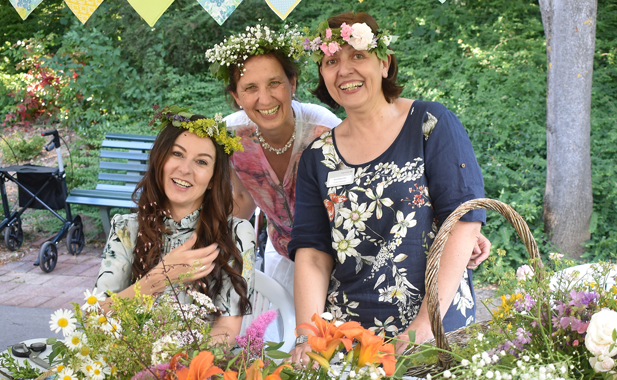 „Mittsommer feiern wie in Skandinavien“ – am Tag der Sommersonnenwende 2019 wurde gegessen und gespielt, gelacht und geträumt, man schmückte sich mit Birkengrün und Blumenkränzen wie in Schweden. „Mittsommer feiern wie in Skandinavien“ – am Tag der Sommersonnenwende 2019 wurde gegessen und gespielt, gelacht und geträumt, man schmückte sich mit Birkengrün und Blumenkränzen wie in Schweden.