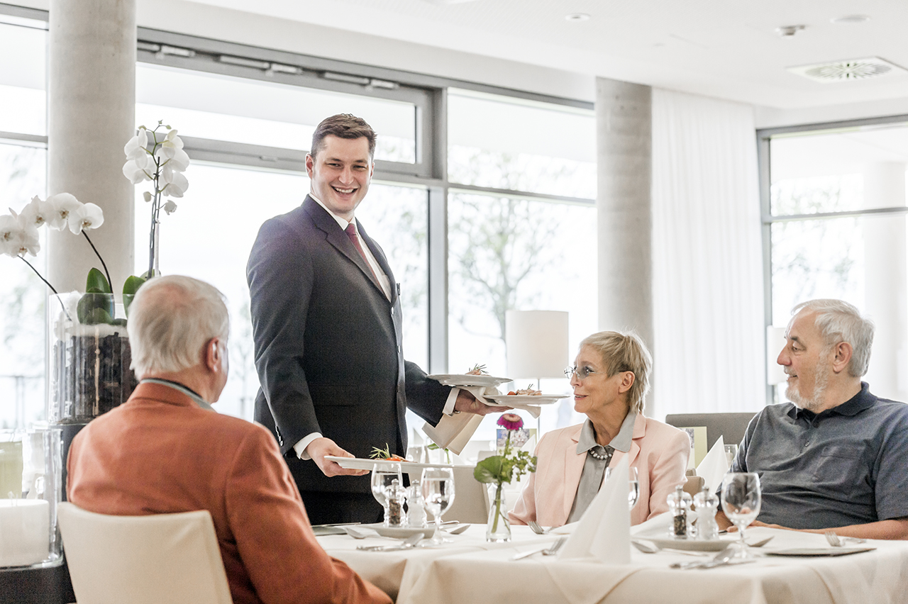 Freundliche und aufmerksame Servicekräfte sorgen dafür, dass Sie sich an den liebevoll gedeckten Tischen zu Hause fühlen. Freundliche und aufmerksame Servicekräfte sorgen dafür, dass Sie sich an den liebevoll gedeckten Tischen zu Hause fühlen.
