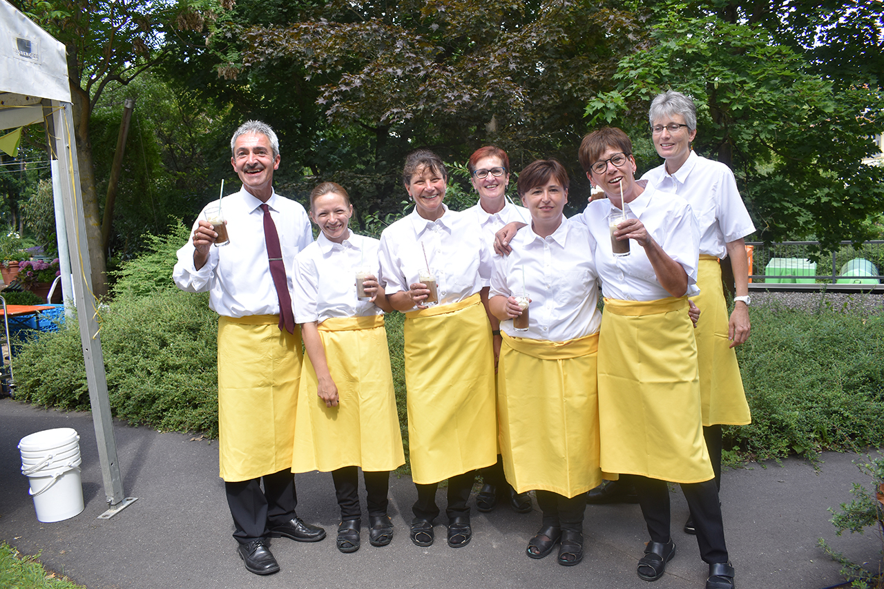Bei Festen und Feiern spüren Sie die Herzlichkeit unserer Mitarbeiter aus Küche und Service ganz besonders. Hier zum Beispiel beim Mittsommerfest 2019. Bei Festen und Feiern spüren Sie die Herzlichkeit unserer Mitarbeiter aus Küche und Service ganz besonders. Hier zum Beispiel beim Mittsommerfest 2019.