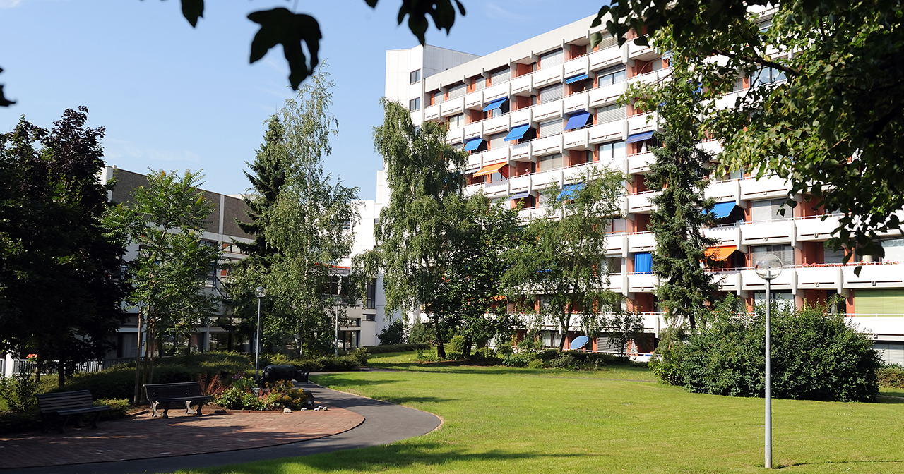 Augustinum Seniorenresidenz Schweinfurt Lage und Wohnen Parkanlage mit Bäumen vor der Augustinum Seniorenresidenz Schweinfurt