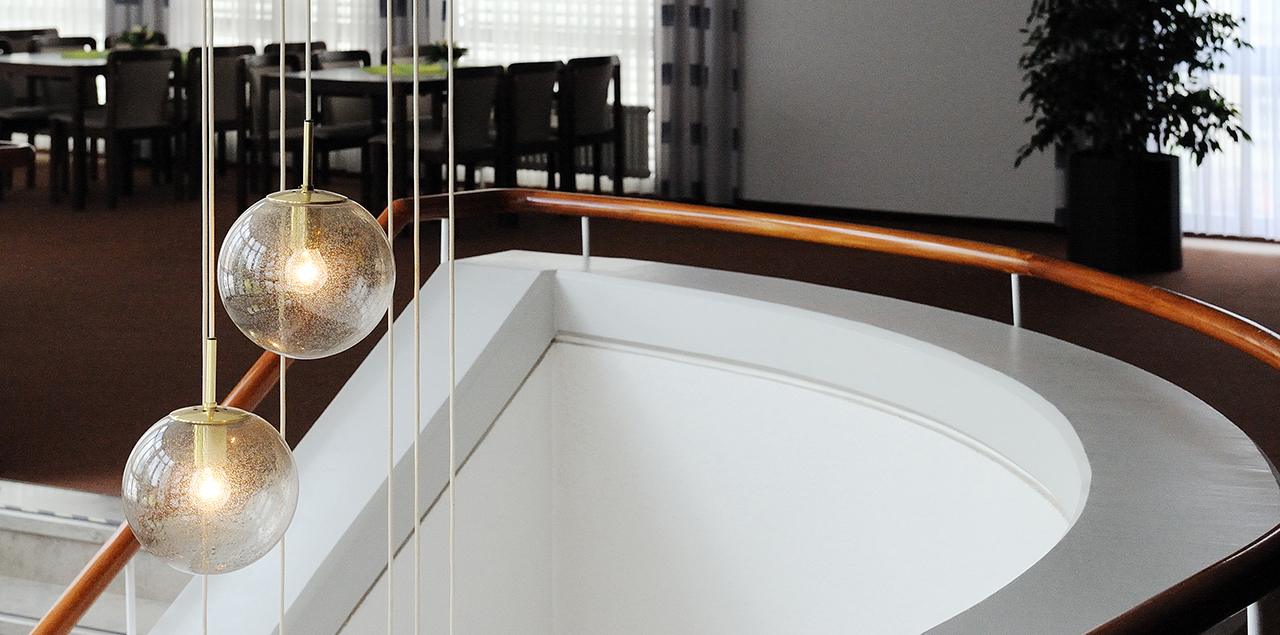 Leistungen und Kosten im Augustinum Schweinfurt Innenaufnahme aus dem Treppenhaus der Seniorenresidenz Augustinum Schweinfurt