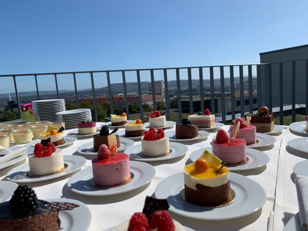 Festlich: Kulinarische Deutschlandreise auf der Dachterrasse mit Panoramablick Festlich: Kulinarische Deutschlandreise auf der Dachterrasse mit Panoramablick