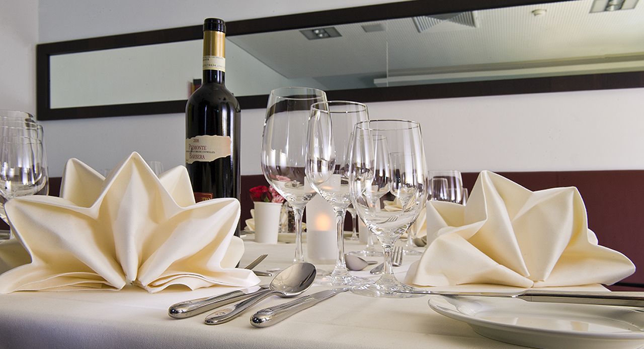 Augustinum Seniorenresidenz Stuttgart-Killesberg Essen und Genießen Ein gedeckter Tisch eines Restaurants