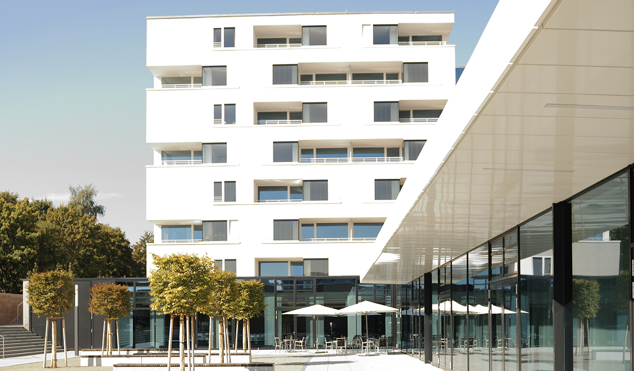 Transparenz und Helligkeit prägen die Seniorenresidenz Augustinum Stuttgart-Killesberg. Transparenz und Helligkeit prägen die Seniorenresidenz Augustinum Stuttgart-Killesberg.