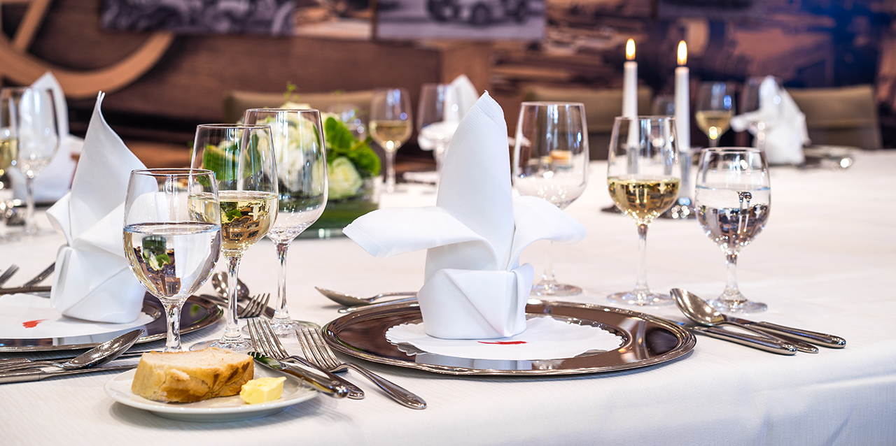 Augustinum Seniorenresidenz Stuttgart-Sillenbuch Essen und Genießen Ein gedeckter Tisch eines Restaurants