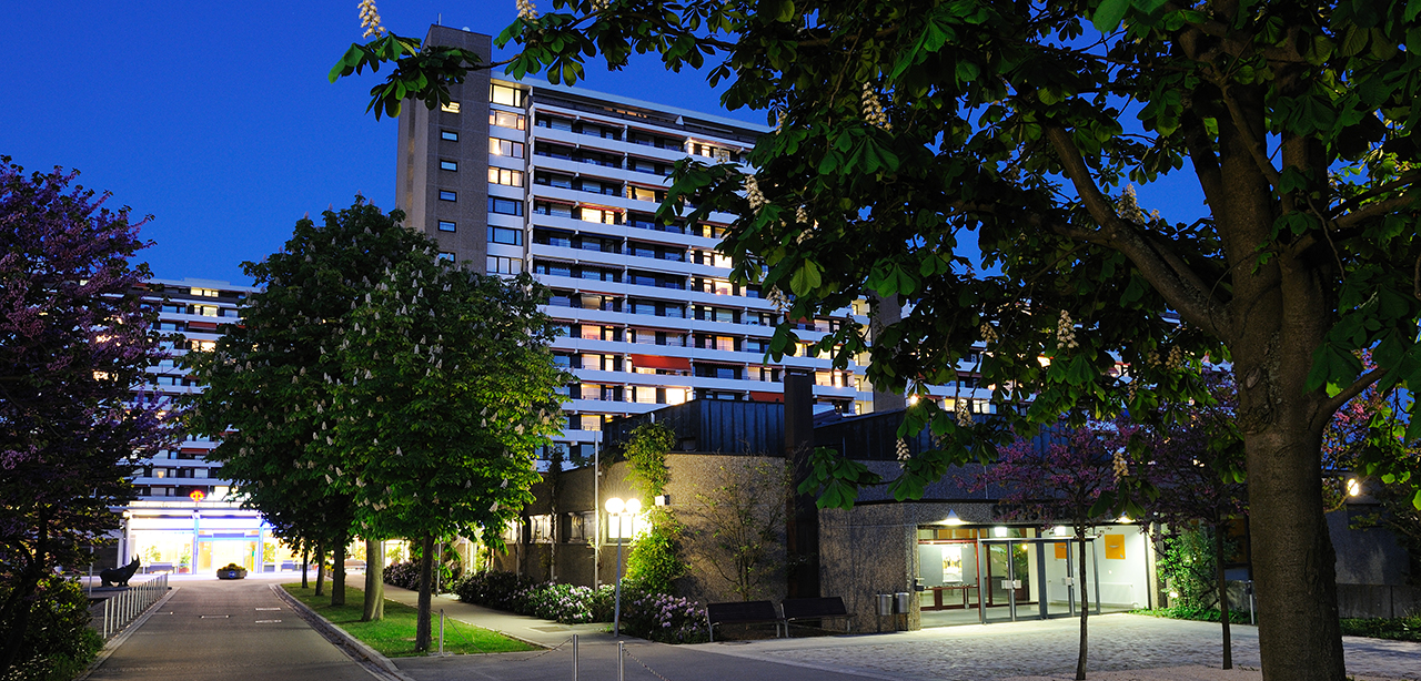 Augustinum Seniorenresidenz Stuttgart-Sillenbuch Lage und Wohnen Eingang des Augustinum Stuttgart-Sillenbuch am Abend