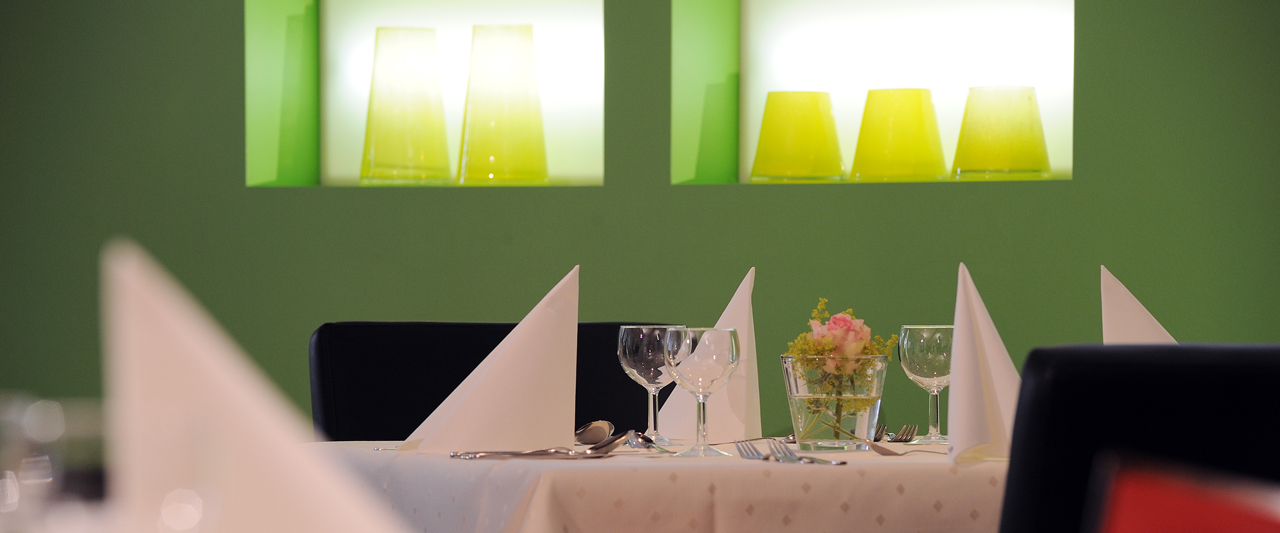 Augustinum Seniorenresidenz Überlingen Essen und Genießen Ein gedeckter Tisch in einem Restaurant