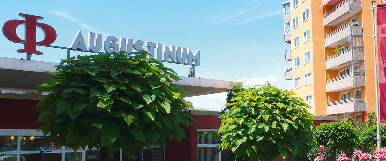 Augustinum Seniorenresidenz Überlingen Lage und Wohnen Die Aufschrift "Augustinum" und das Phi über dem Eingang des Augustinum Überlingen