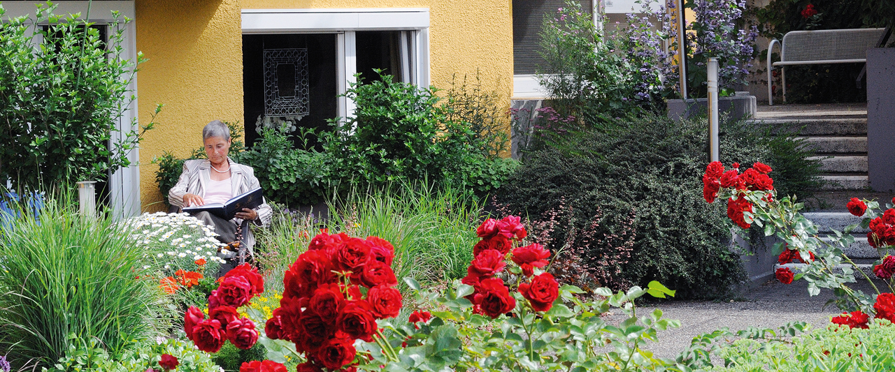 Leistungen und Kosten in der Seniorenresidenz Augustinum Überlingen Bewohnerin auf der Terrasse ihrer Wohnung im Augustnum Überlingen