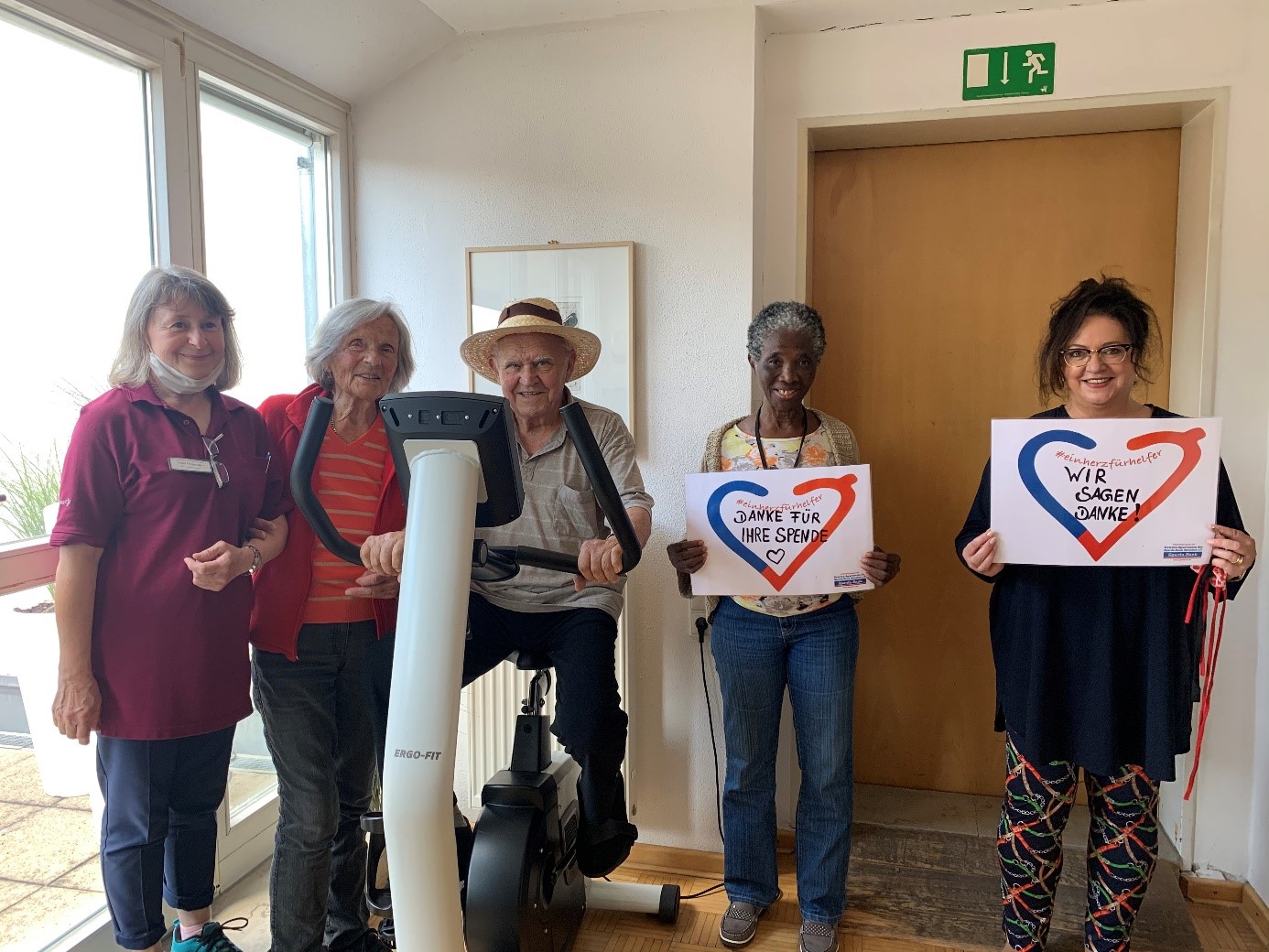 Augustinum Spenden Erfolge Slider 5 Senior*innen und Mitarbeiterinnen des Augustinum bedanken sich für eine Spende für Sportgeräte der Sparda-Bank