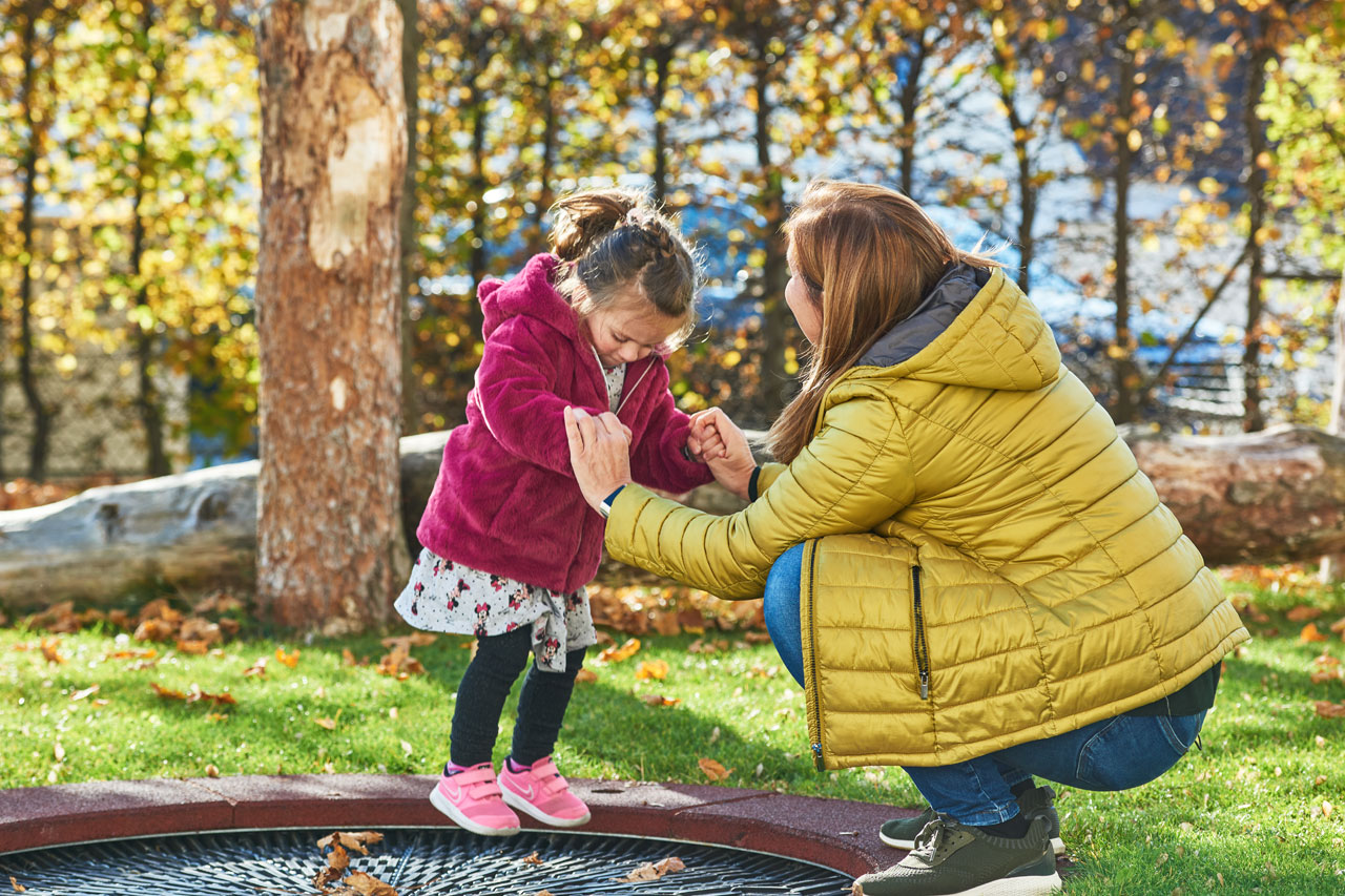 Augustinum Magazin Mut(h)-Mach-Insel Eine Frau und ein Mädchen spielen in einem Garten