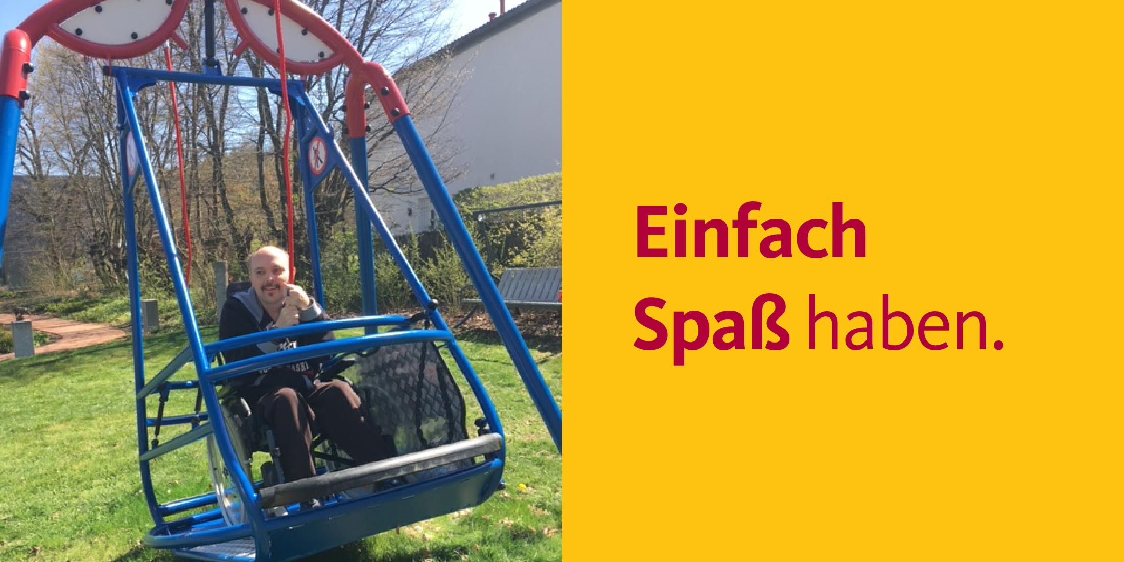 Augustinum Spenden Erfolge Slider 8 Eine Rollstuhl-Schaukel und daneben die Worte "Einfach Spaß haben"