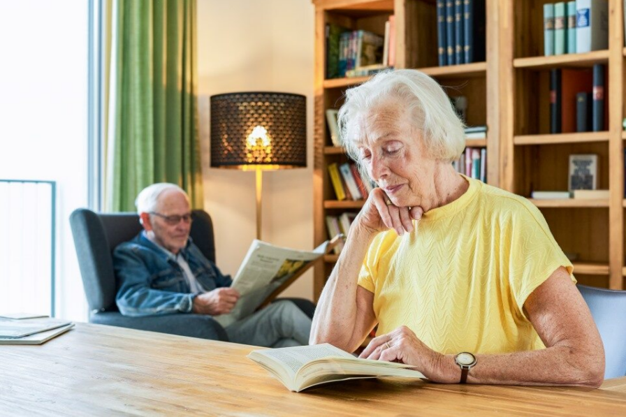 Augustinum Berchtesgadener Land Seniorenwohnen Lesen Ein Seniorenpaar liest in einer Wohnung des Augustinum Berchtesgadener Land