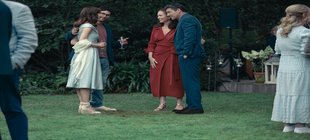 Menschen bei einem Gartenfest Menschen bei einem Gartenfest