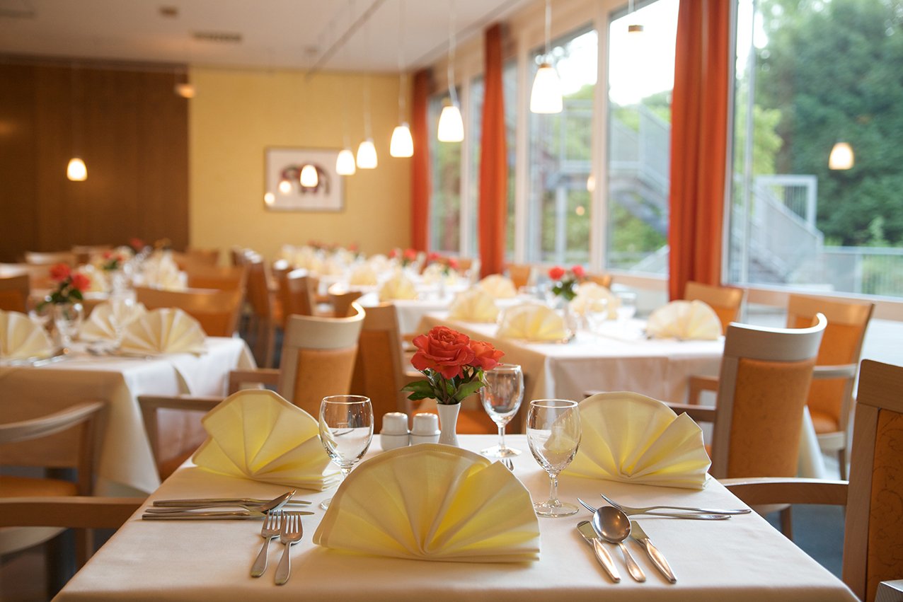 Im Restaurant haben Sie die Wahl zwischen drei täglich wechselnden Menüs oder Sie speisen à la carte. Im Restaurant haben Sie die Wahl zwischen drei täglich wechselnden Menüs oder Sie speisen à la carte.