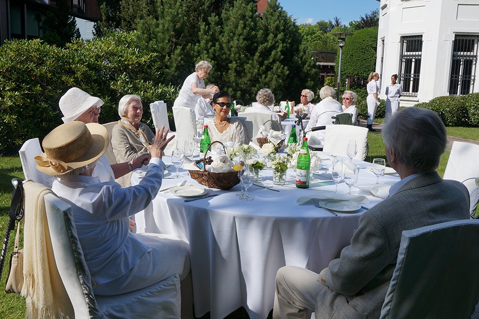 Feste und Feiern sind Highlights für die Bewohnerinnen und Bewohner, bei denen Küche und Service zeigen, was sie können. Feier im Garten des Augustinum Aumühle bei Hamburg