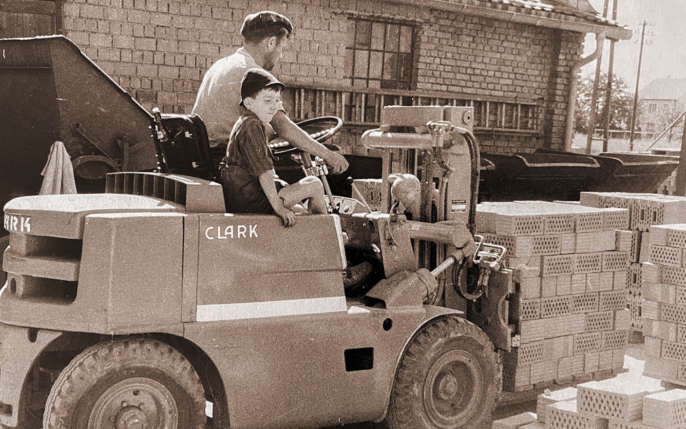 Mit dem Gabelstapler unterwegs in der Ziegelei, historische Aufnahme