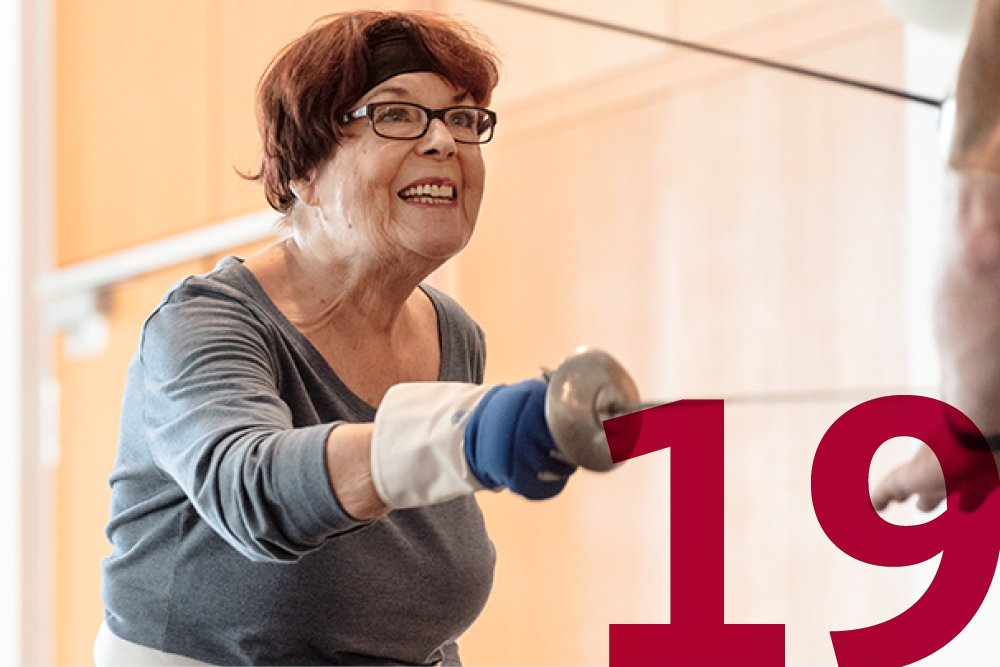 Individualität gehört zum Leben im Augustinum Eine Seniorin beim Fechten