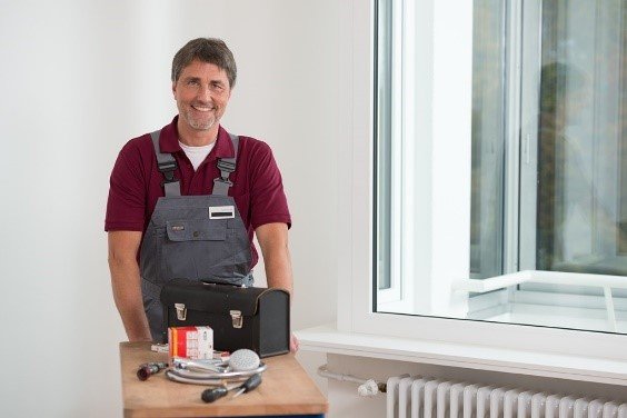 Wir vermitteln auch Handwerker und Aufbauhelfer Handwerker mit Werkzeugtasche