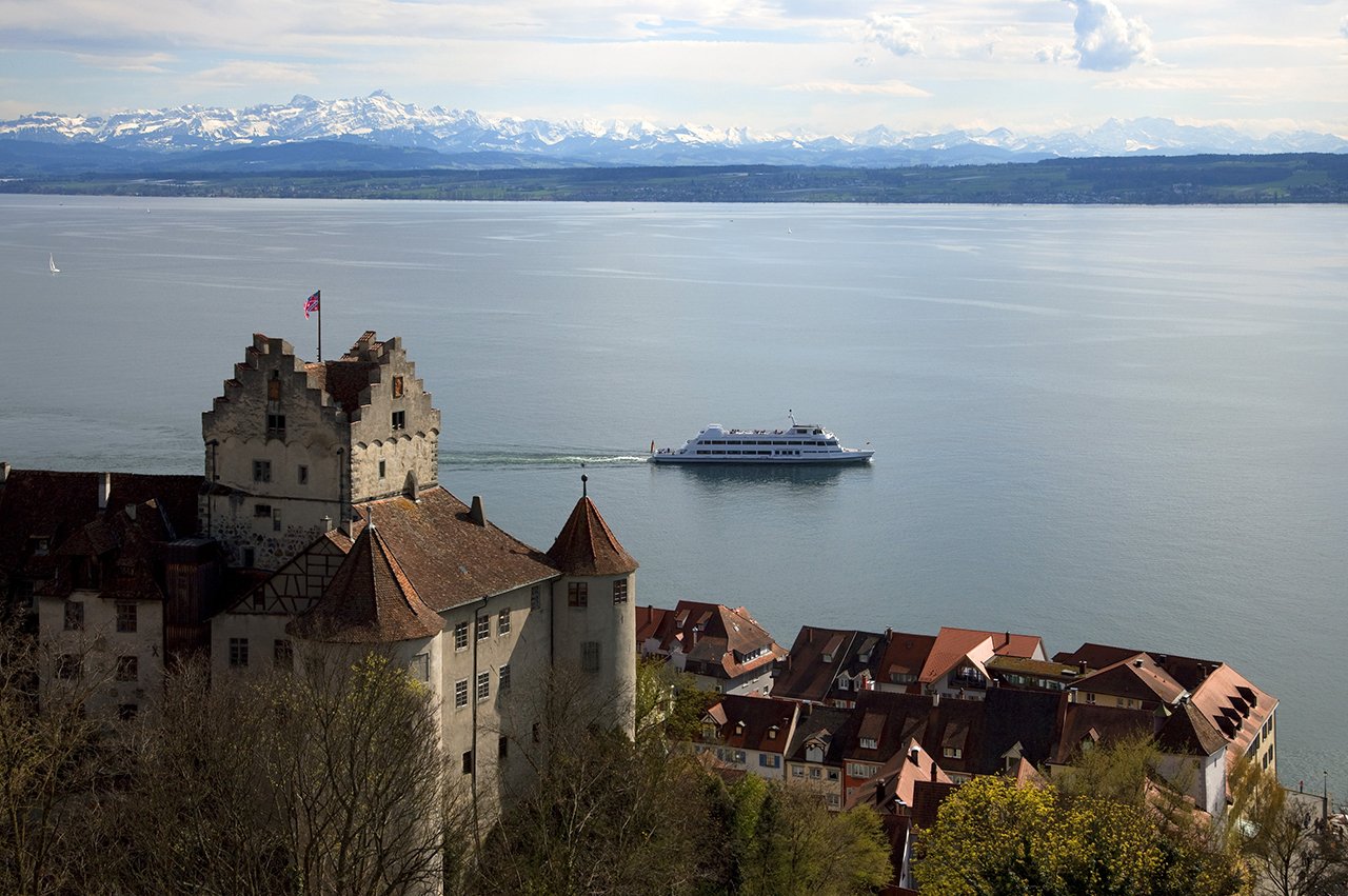 Die Altstadt mit vielen Einkaufsmöglichkeiten, die Uferpromenade sowie der Fähranleger nach Konstanz und weiter in die nahe Schweiz sind leicht zu erreichen. Die Altstadt mit vielen Einkaufsmöglichkeiten, die Uferpromenade sowie der Fähranleger nach Konstanz und weiter in die nahe Schweiz sind leicht zu erreichen.