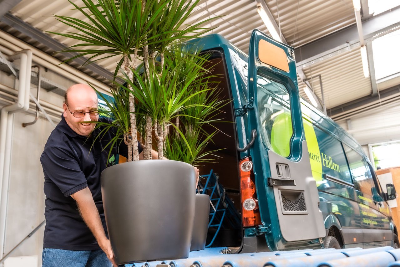 Lieferfahrzeug beladen Ein Klient der Augustinum Gärtnerei Hollern belädt das Lieferfahrzeug
