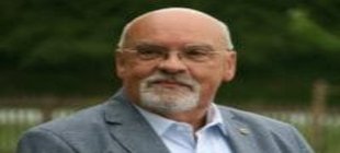 Mann im Anzug mit Brille und Bart