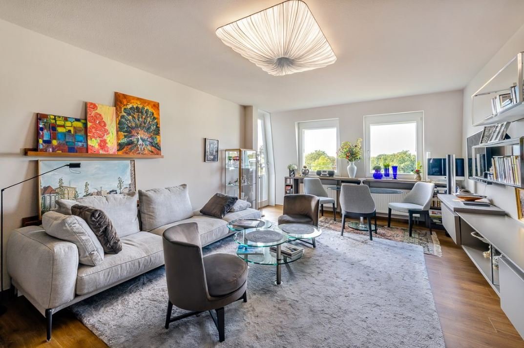 Verwirklichung eigener Wohnideen Mehrere bequeme Sitzmöglichkeiten in einem großen Wohnbereich