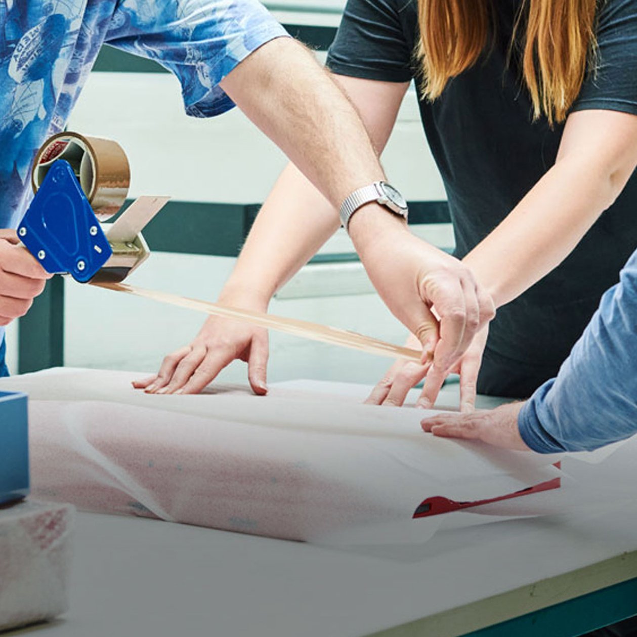 Mailing und Versandservice Klient*innen verpacken ein Paket