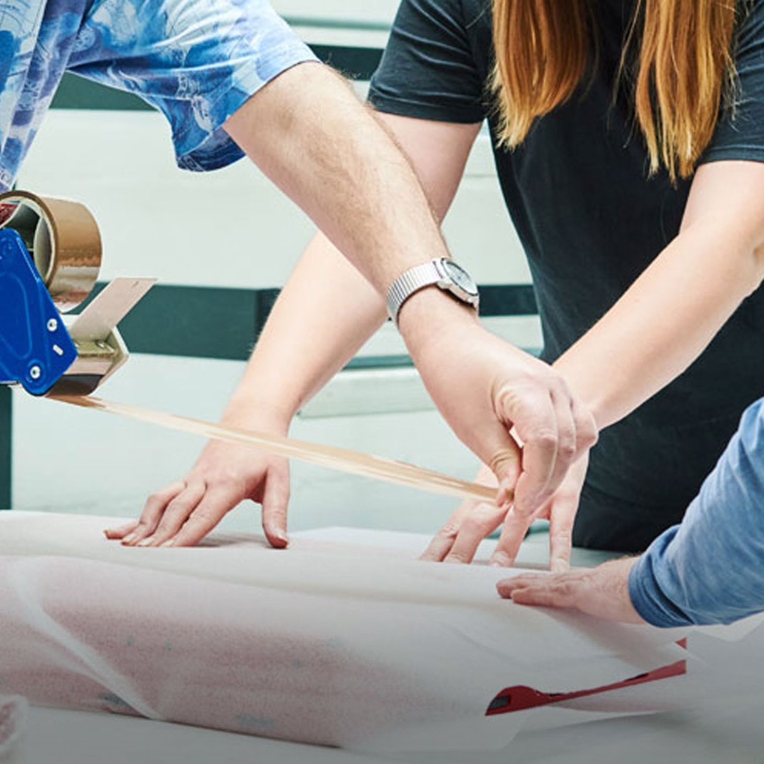 Mailing und Versandservice Klient*innen verpacken ein Paket