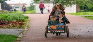 Oma fährt mit Enkelin Fahrrad
