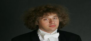 Mann mit Frack und Fliege