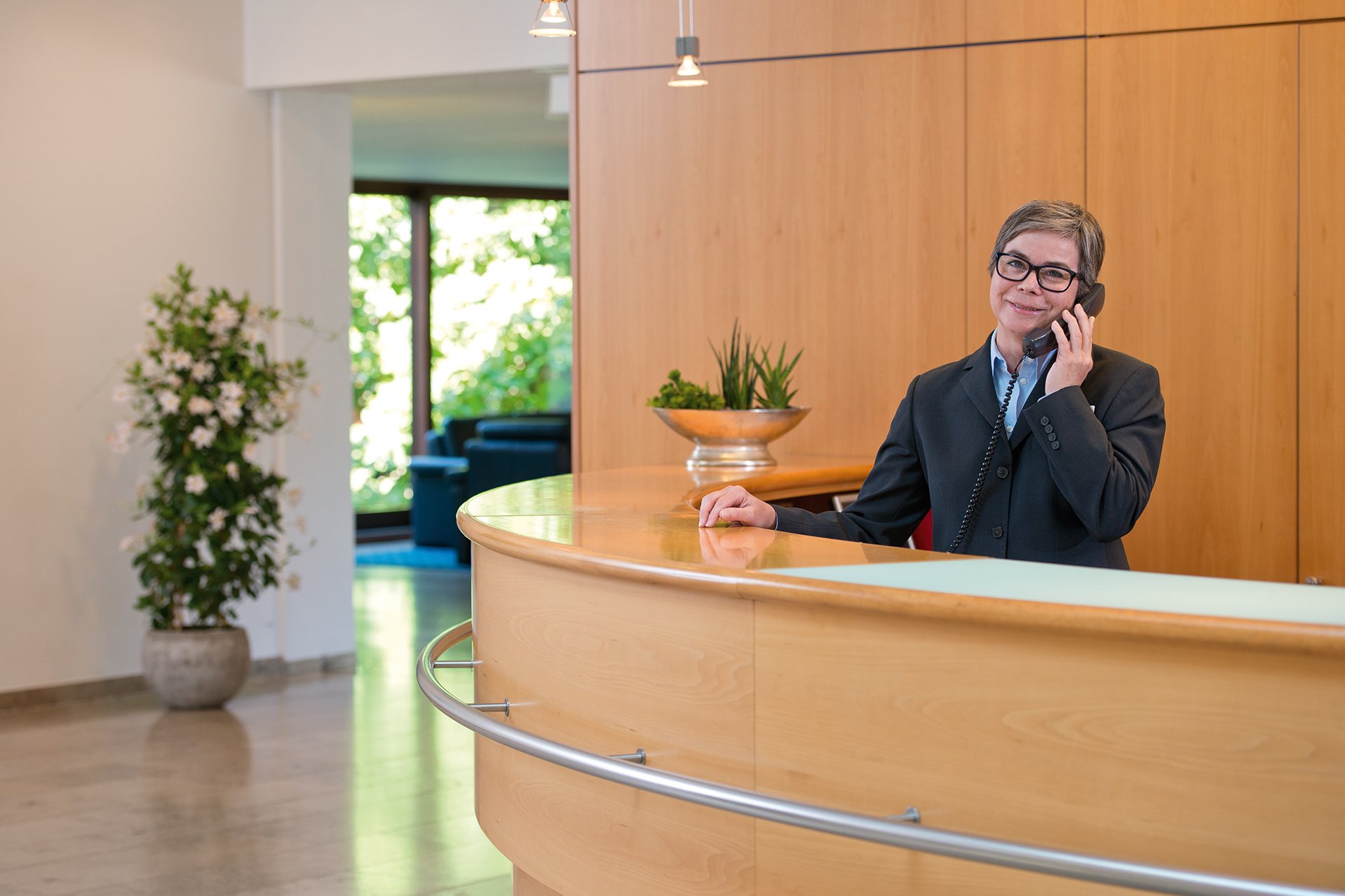 Am Empfang im Augustinum finden Sie rund um die Uhr hilfsbereite Mitarbeiter*innen, die sich um Ihre Anliegen kümmern. Am Empfang im Augustinum finden Sie rund um die Uhr hilfsbereite Mitarbeiter*innen, die sich um Ihre Anliegen kümmern.