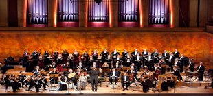 Konzertfilm Weihnachtsoratorium Chor in Kirche singend