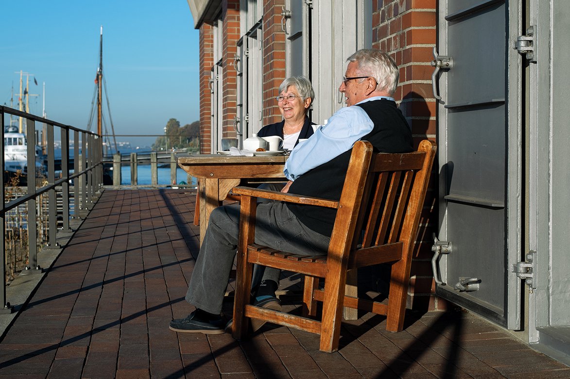 Auch eine schöne Freizeitbeschäftigung: Von der Terrasse aus einfach den Schiffen hinterherschauen. Auch eine schöne Freizeitbeschäftigung: Von der Terrasse aus einfach den Schiffen hinterherschauen.
