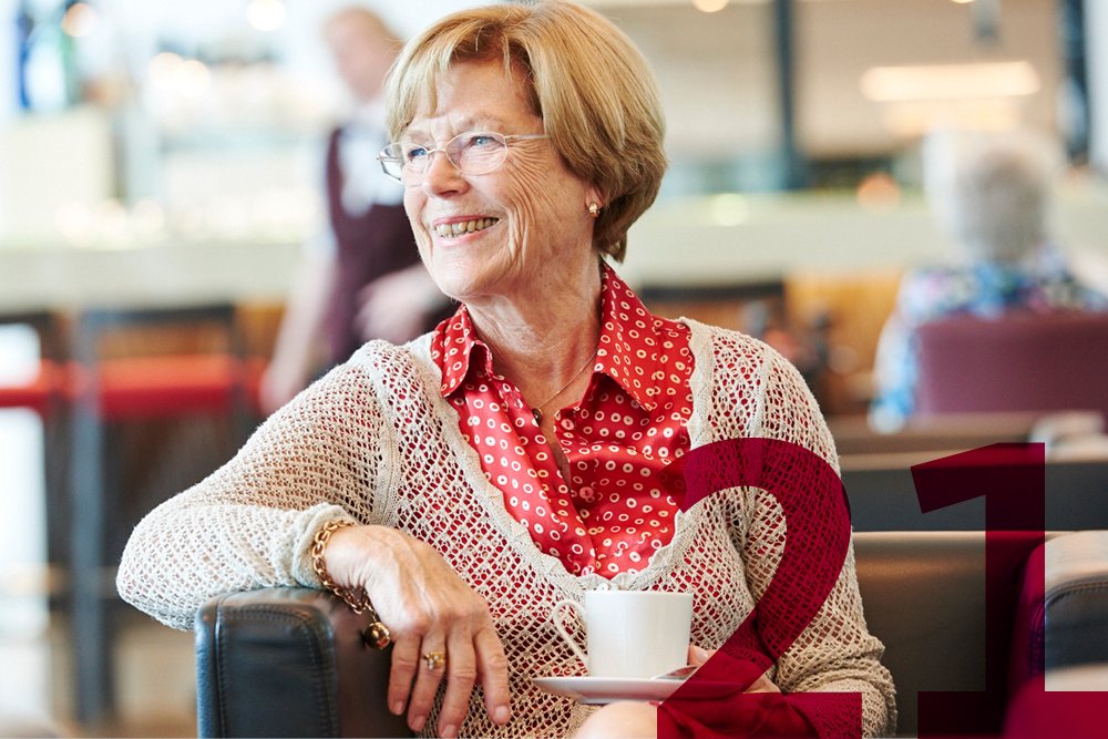 Im Augustinum leben Sie mit Niveau Eine Seniorin trinkt Kaffee