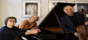 Konzert mit Moderation zu Charli Chaplin als Komponist 3 Musiker am Klavier stehend u. sitzend