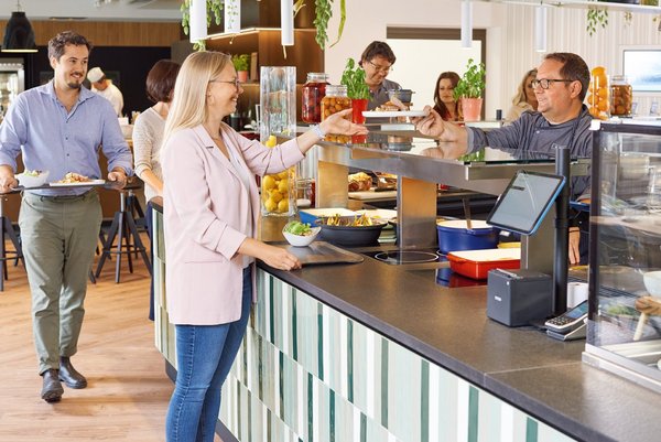 Essensausgabe im Vierundsiebzig Die Gäste erhalten die bestellten Speisen an den verschiedenen Ausgabestationen im Das Vierundsiebzig