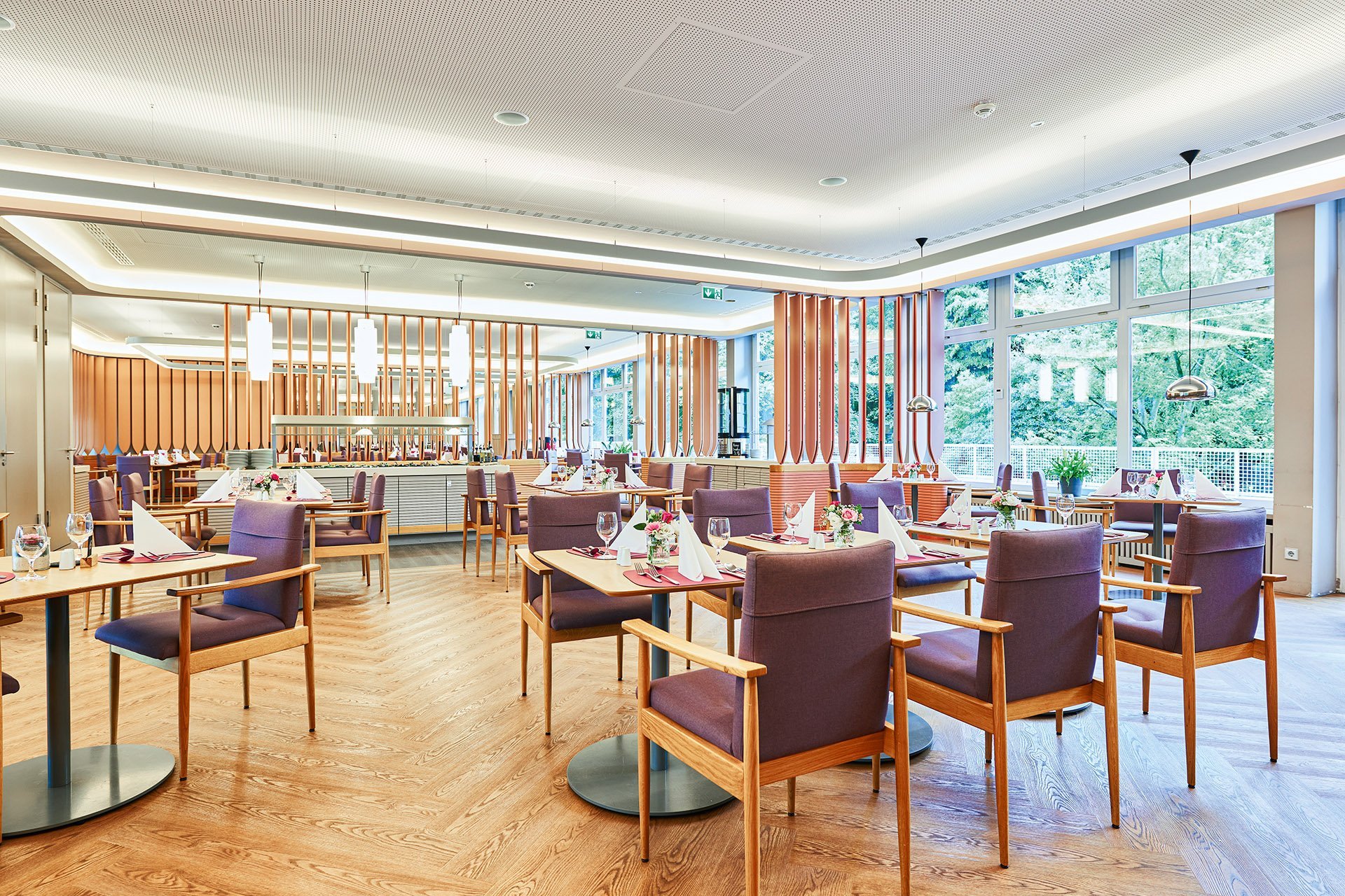 Augustinum Seniorenresidenz Kassel Restaurant Gedeckte Tische in einem Restaurant mit großen Fenstern