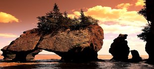 Landschaft bei Sonnenuntergang mit markantem Felsen