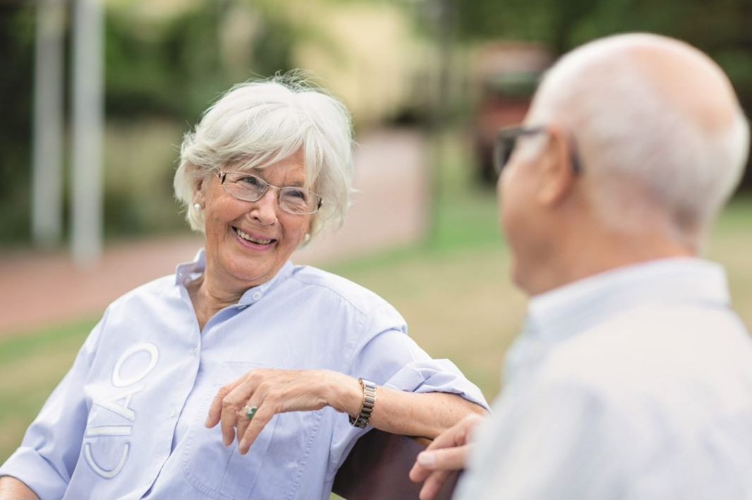 Augustinum Freiwilligendienste Seniorenresidenzen Zwei Senior*innen unterhalten sich
