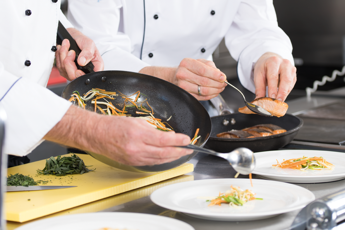 Im Augustinum Bad Soden wird täglich auf dem Niveau gehobener Hotelgastronomie frisch gekocht. Im Augustinum Bad Soden wird täglich auf dem Niveau gehobener Hotelgastronomie frisch gekocht.