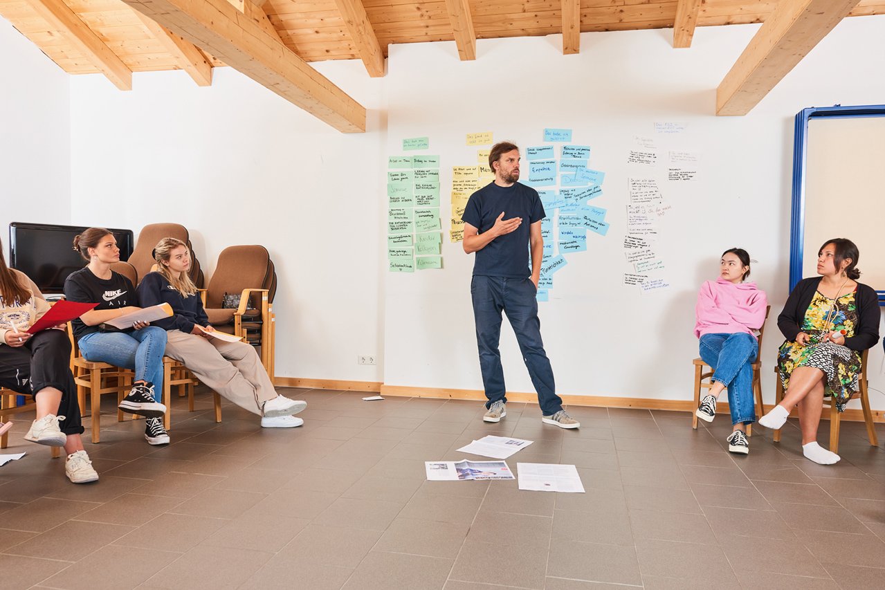 Augustinum Freiwilligendienste Seminar Teilnehmer*innen eines Seminars hören dem Seminarleiter zu