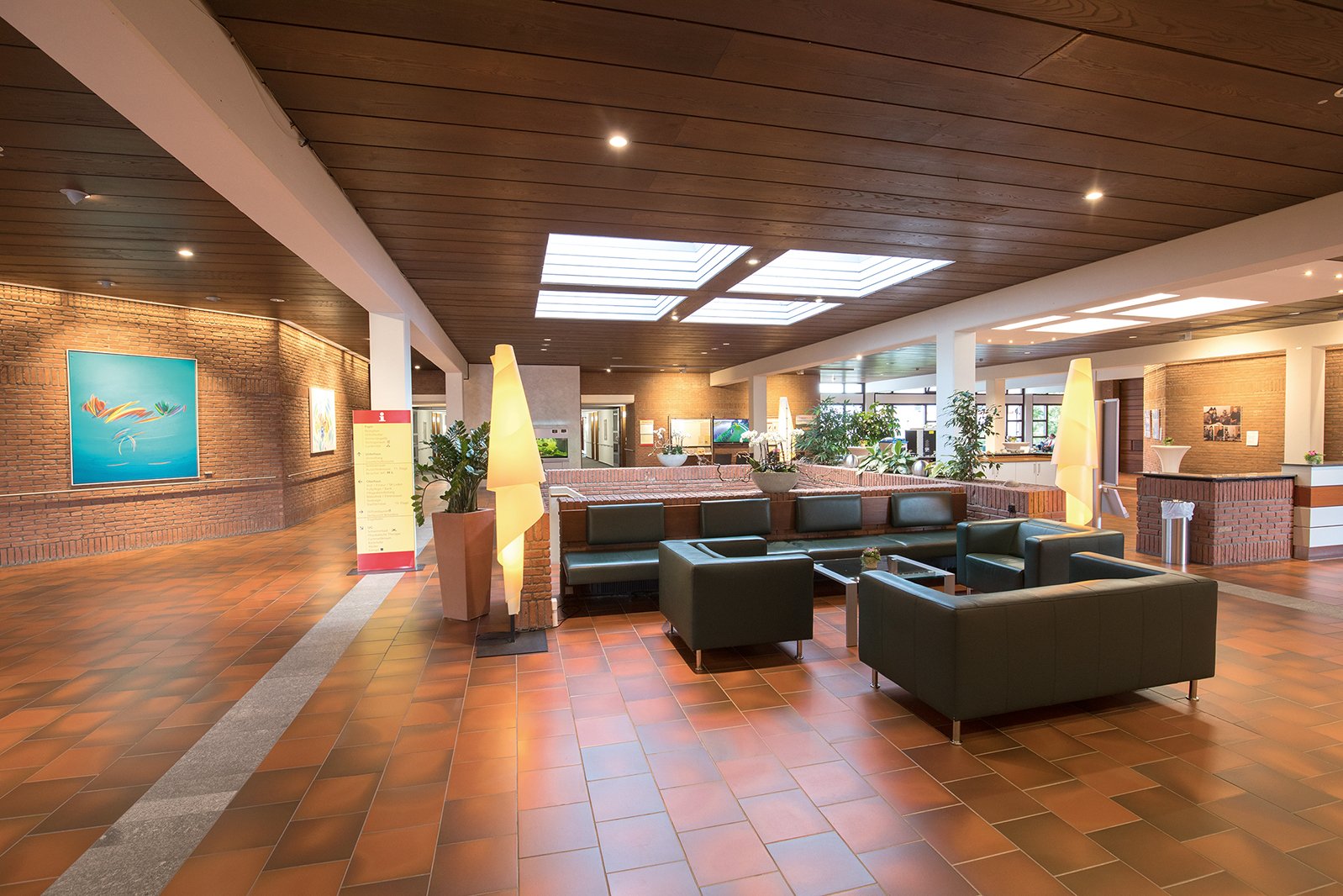 Gemütliche Sitzgelegenheiten im Foyer laden zu einem entspannten Gespräch mit Nachbarn und Freunden ein. Gemütliche Sitzgelegenheiten im Foyer laden zu einem entspannten Gespräch mit Nachbarn und Freunden ein.