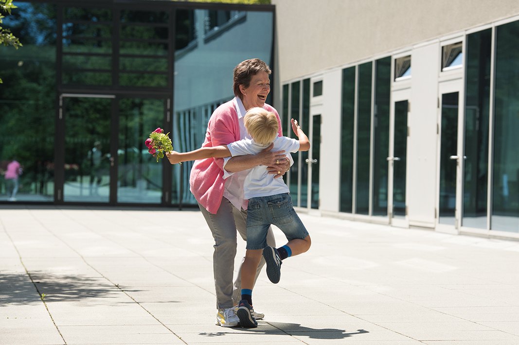 Wir freuen uns genauso wie Sie über Besuch, der bei uns immer herzlich willkommen ist – egal ob groß oder klein. Wir freuen uns genauso wie Sie über Besuch, der bei uns immer herzlich willkommen ist – egal ob groß oder klein.